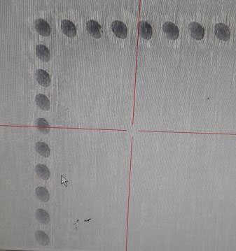 The excellent synchronization between motion and the laser pulse results in a consistent center line distance between adjacent dots (Image: ACS)